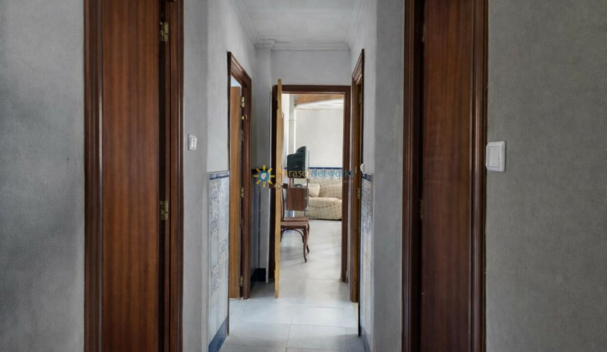 Pasillo con puertas abiertas y luz natural