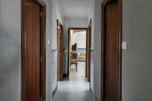 Pasillo con puertas abiertas y luz natural