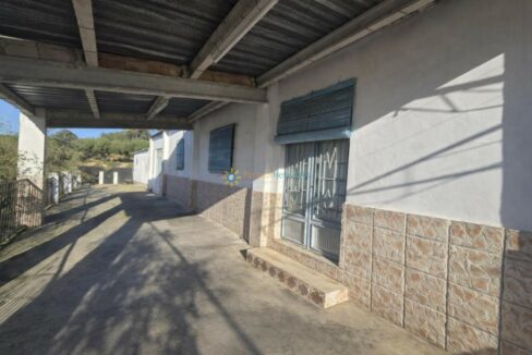 Pasillo cubierto junto a edificios blancos