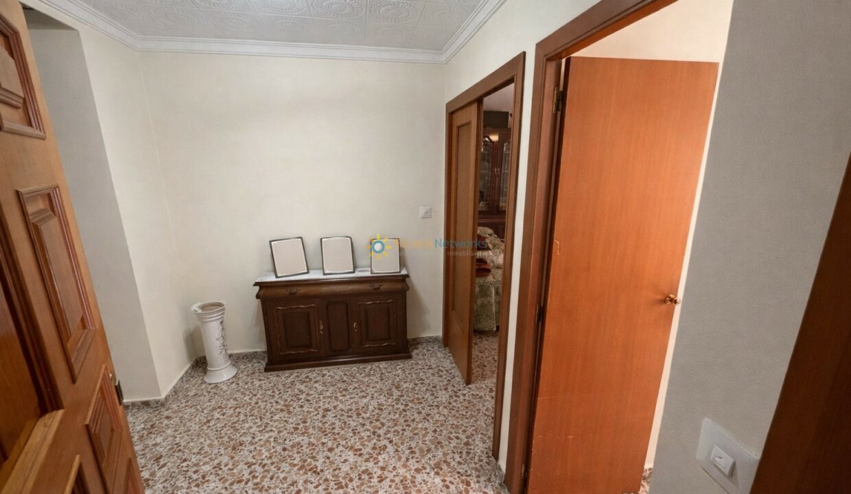 Pasillo de casa con puertas abiertas