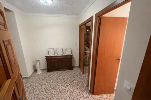Pasillo de casa con puertas abiertas