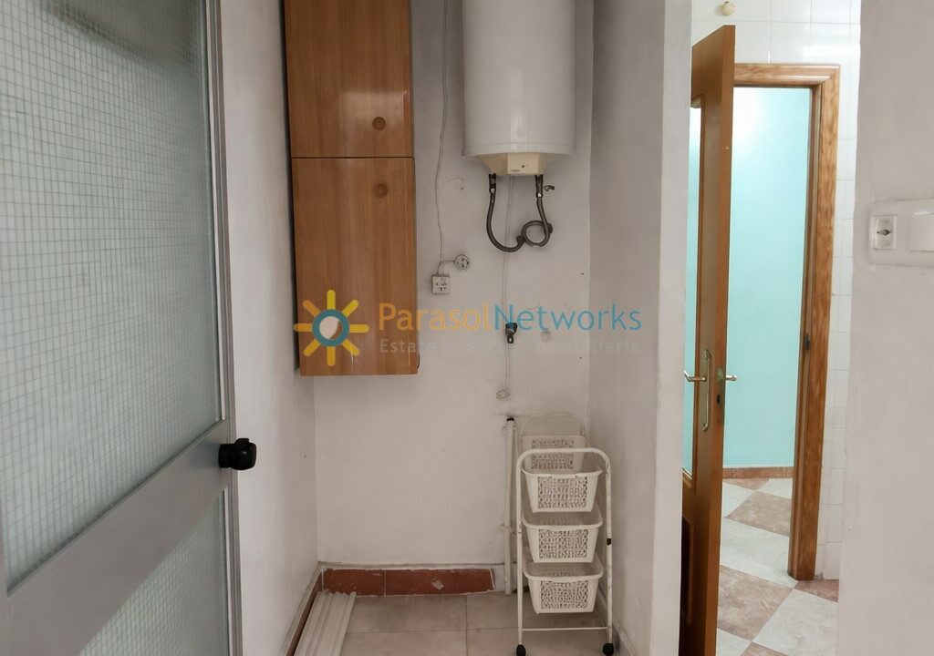 Pasillo de utilidades limpio y organizado