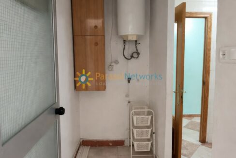 Pasillo de utilidades limpio y organizado