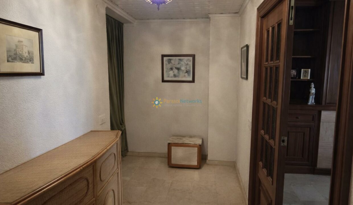 Pasillo elegante con detalles artísticos