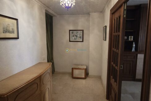 Pasillo elegante con detalles artísticos