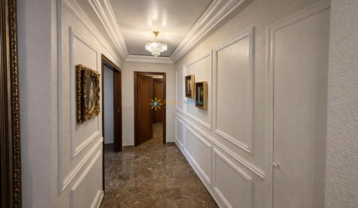 Pasillo elegante con detalles dorados (1)