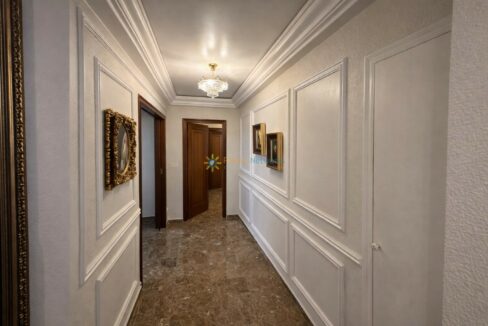 Pasillo elegante con detalles dorados (1)