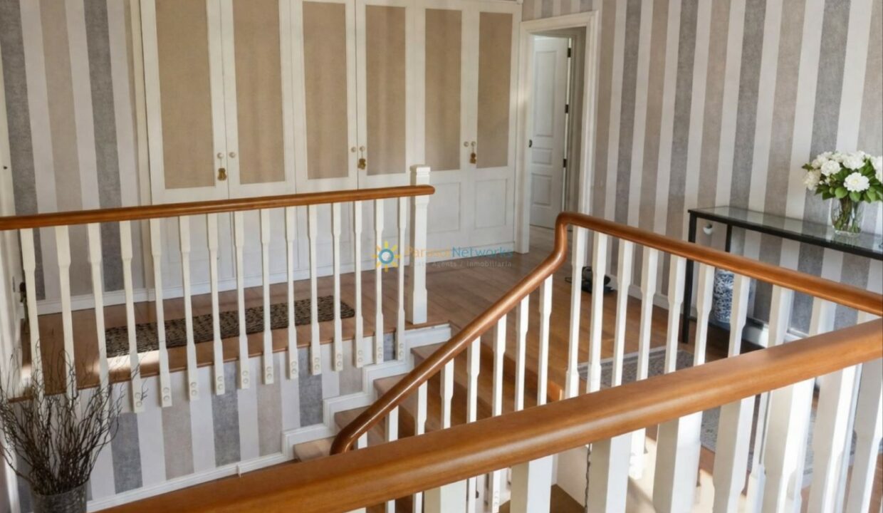 Pasillo elegante con detalles en madera