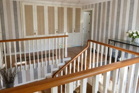 Pasillo elegante con detalles en madera