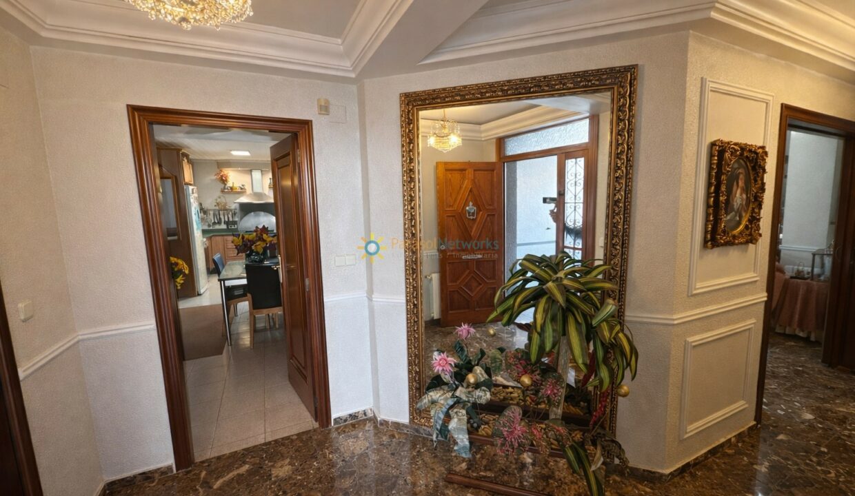 Pasillo elegante con detalles ornamentales