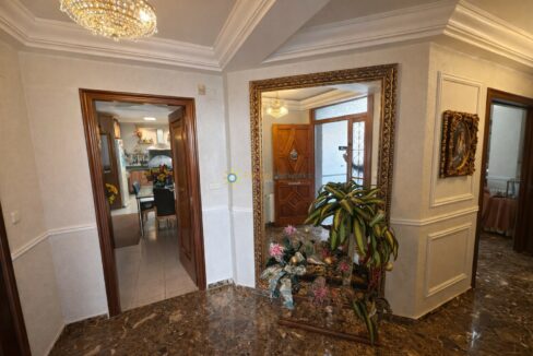 Pasillo elegante con detalles ornamentales