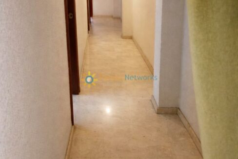 Pasillo elegante con luz cálida