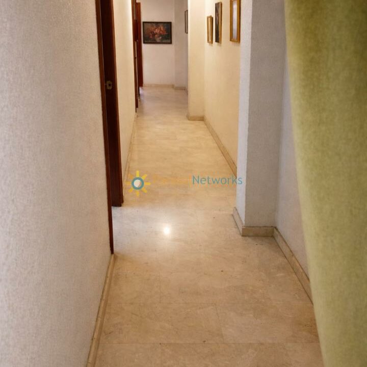 Pasillo elegante con luz cálida