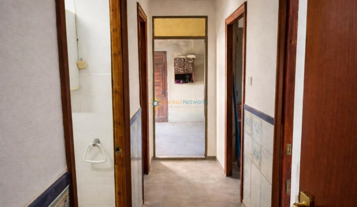 Pasillo elegante con toques rústicos