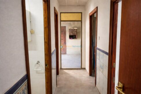 Pasillo elegante con toques rústicos