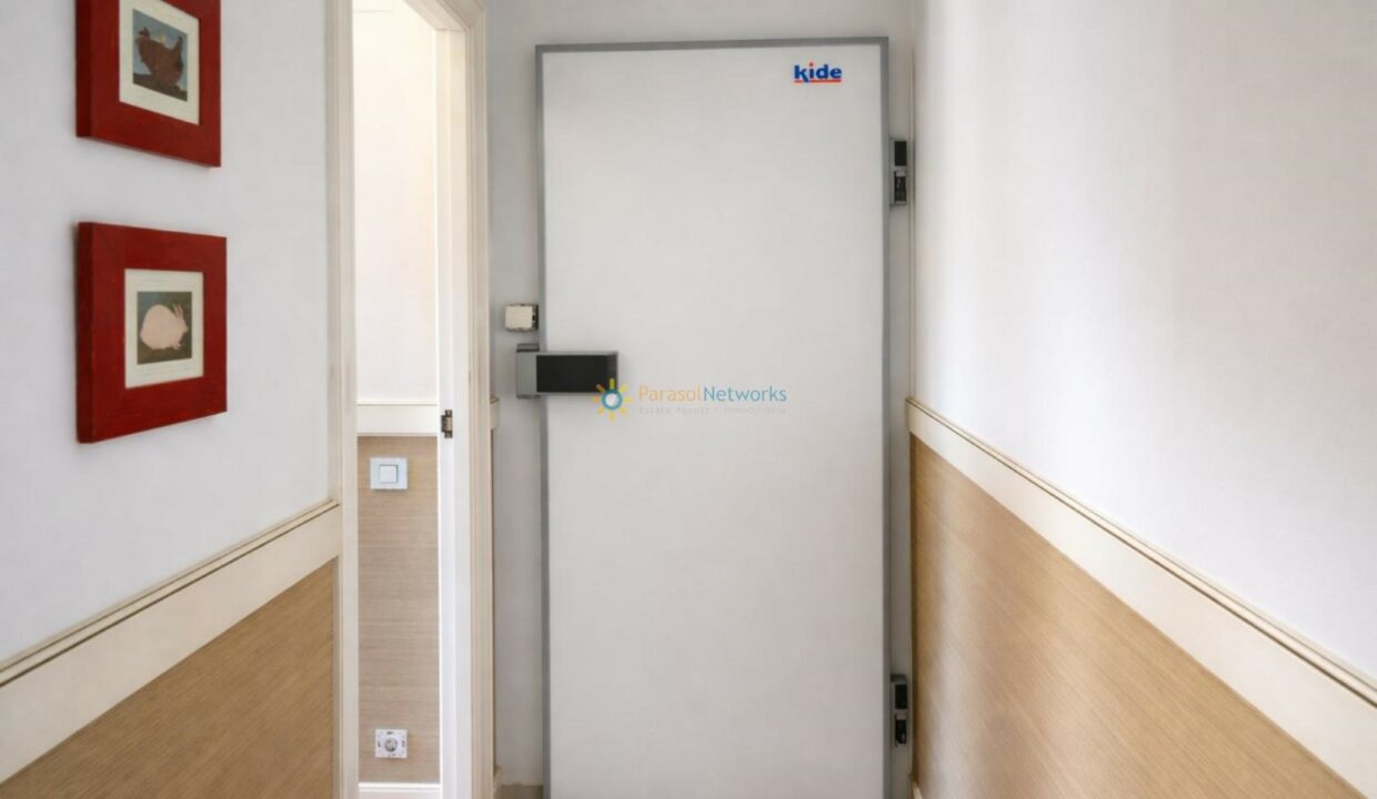 Pasillo hacia la puerta del congelador