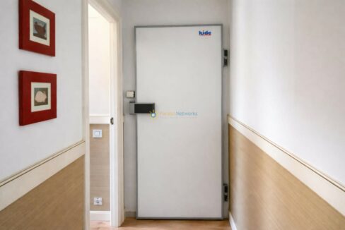 Pasillo hacia la puerta del congelador