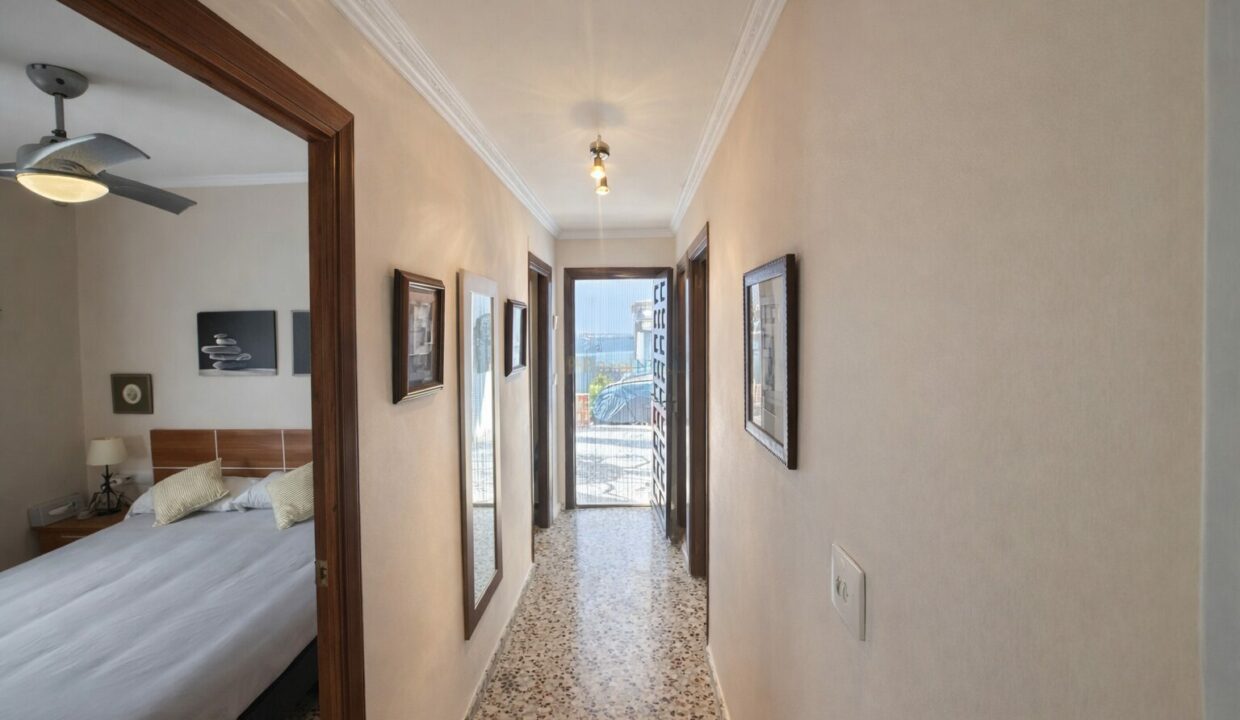 Pasillo iluminado con acceso al balcón