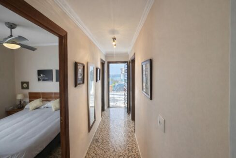 Pasillo iluminado con acceso al balcón