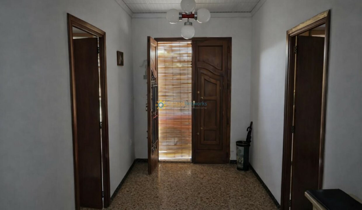 Pasillo iluminado con detalles de madera