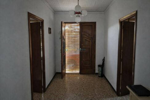 Pasillo iluminado con detalles de madera