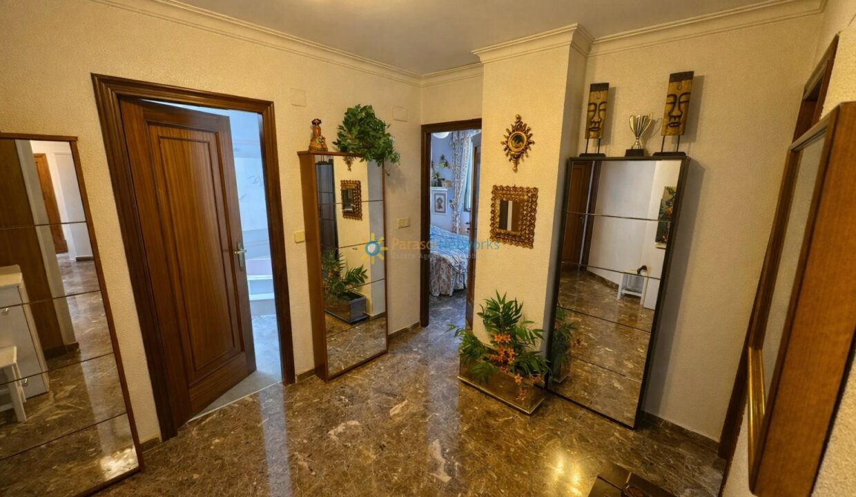 Pasillo iluminado con detalles decorativos