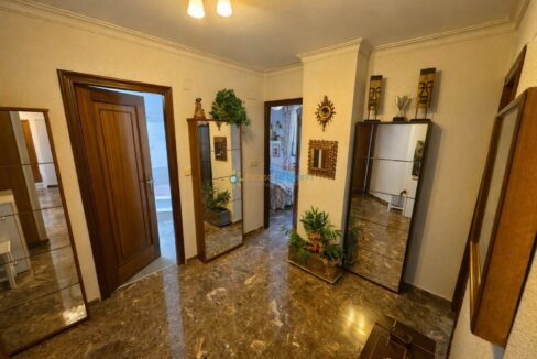 Pasillo iluminado con detalles decorativos