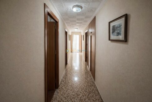 Pasillo iluminado con detalles decorativos