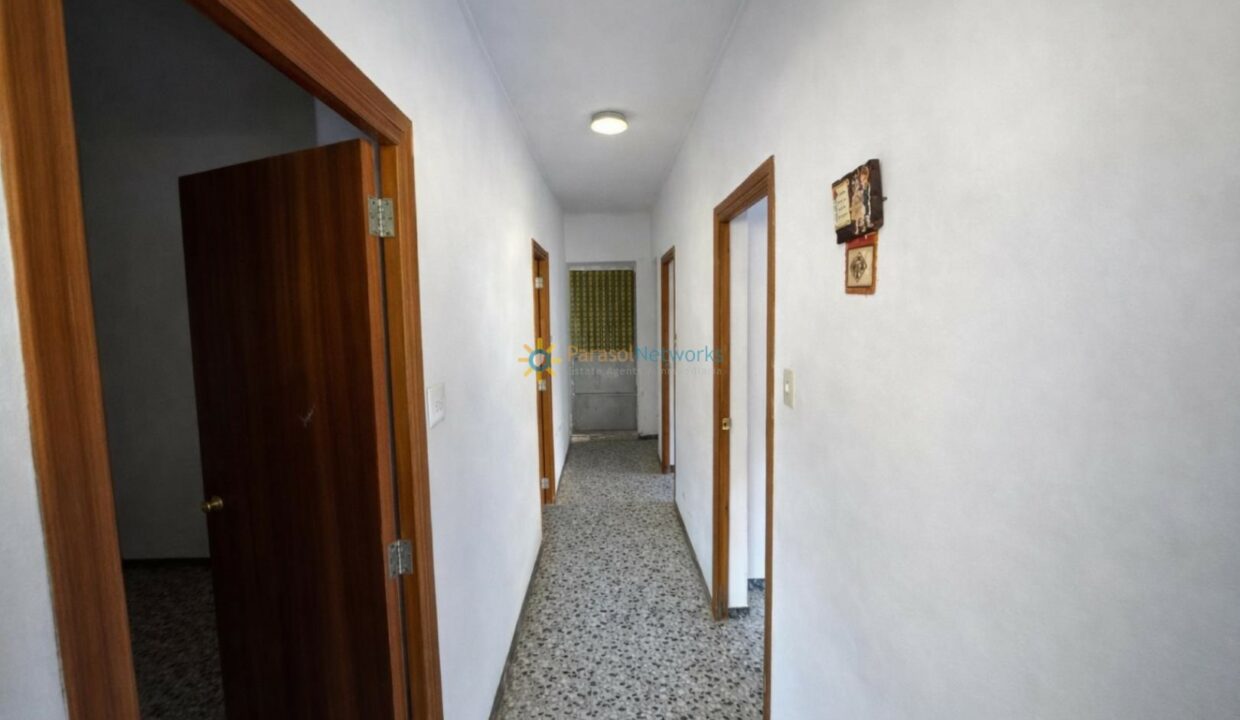 Pasillo iluminado con detalles decorativos