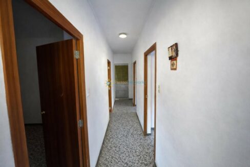 Pasillo iluminado con detalles decorativos