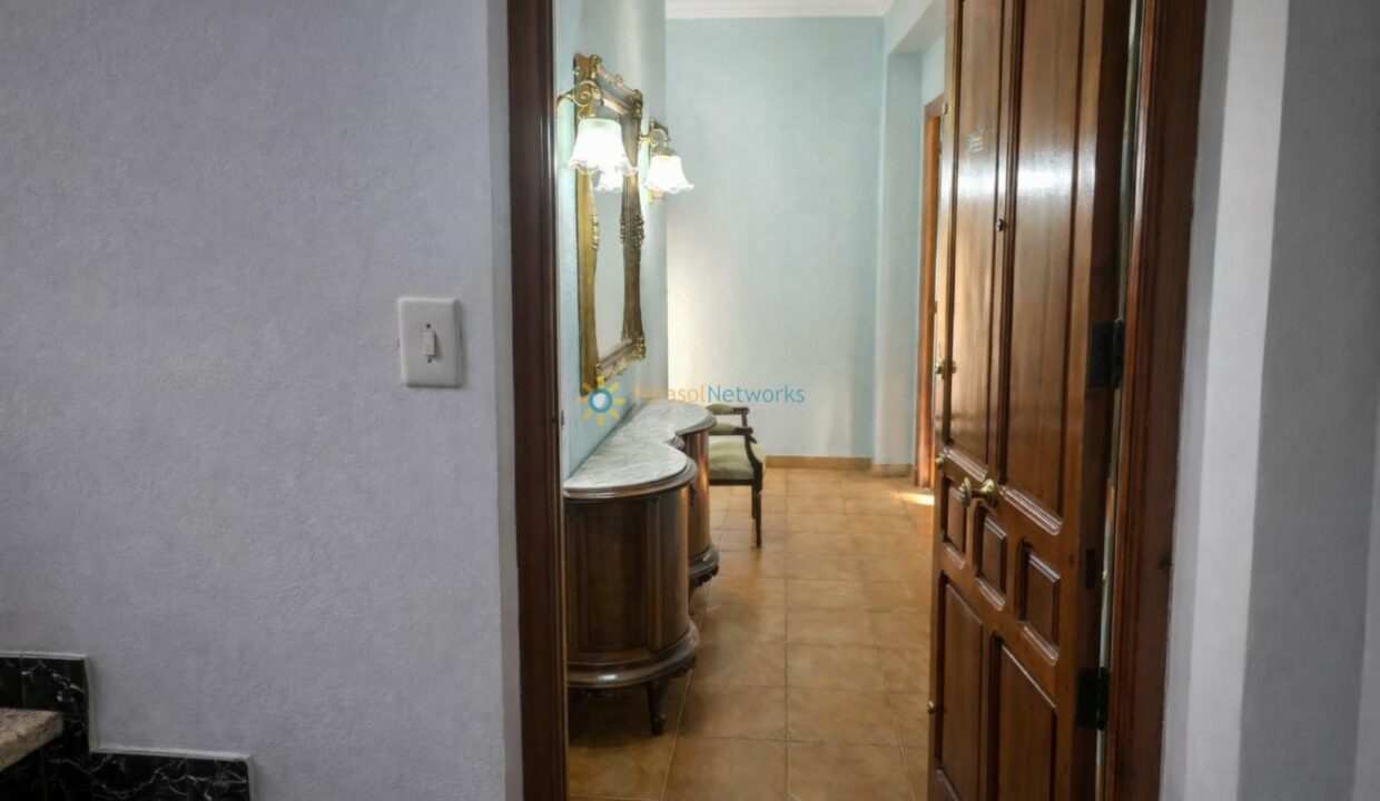 Pasillo iluminado con detalles elegantes