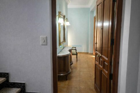 Pasillo iluminado con detalles elegantes