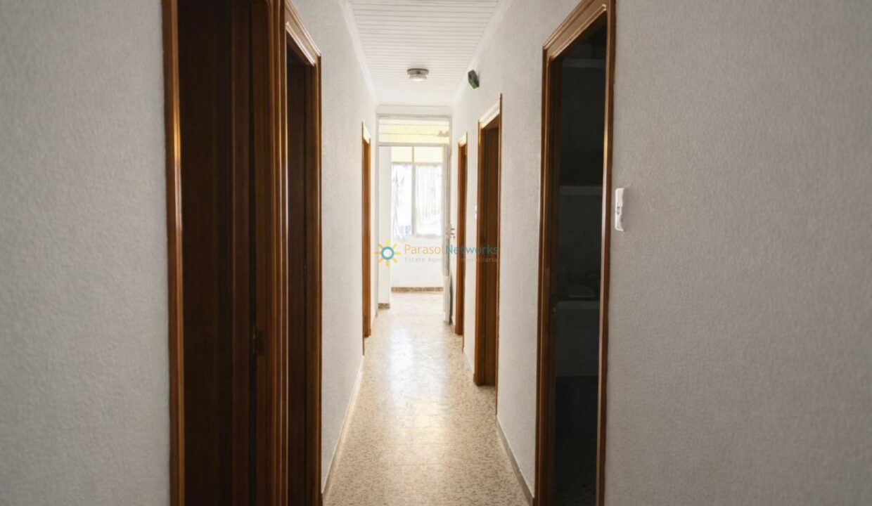 Pasillo iluminado con luz natural