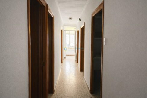 Pasillo iluminado con luz natural