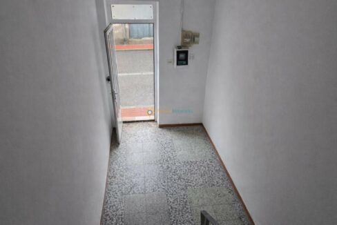 Pasillo iluminado con puerta abierta(1)