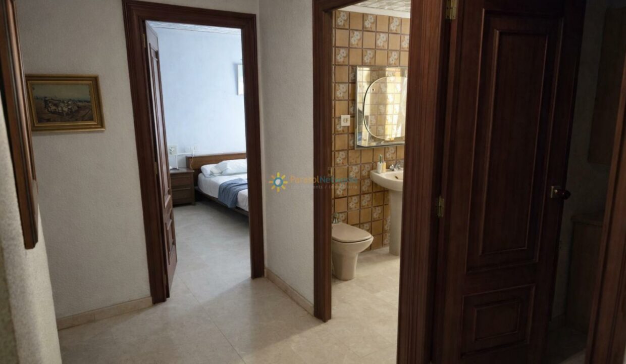 Pasillo iluminado con puertas abiertas