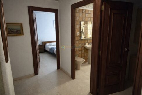 Pasillo iluminado con puertas abiertas