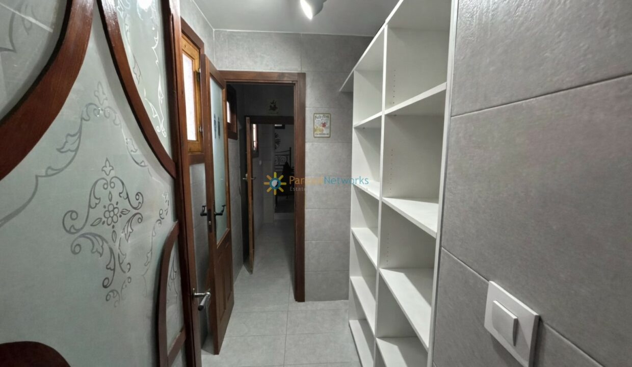 Pasillo interior con puertas de madera