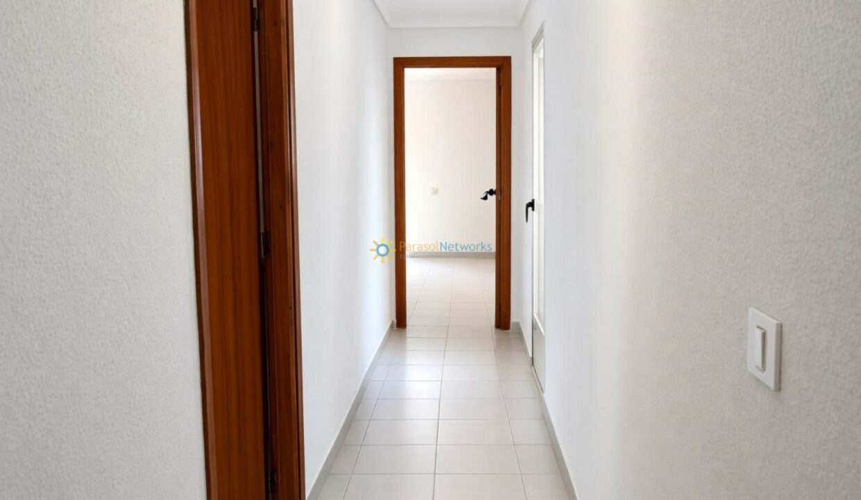 Pasillo limpio con puertas de madera