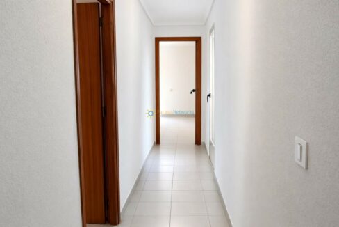 Pasillo limpio con puertas de madera