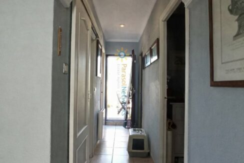 Pasillo luminoso con detalles en blanco