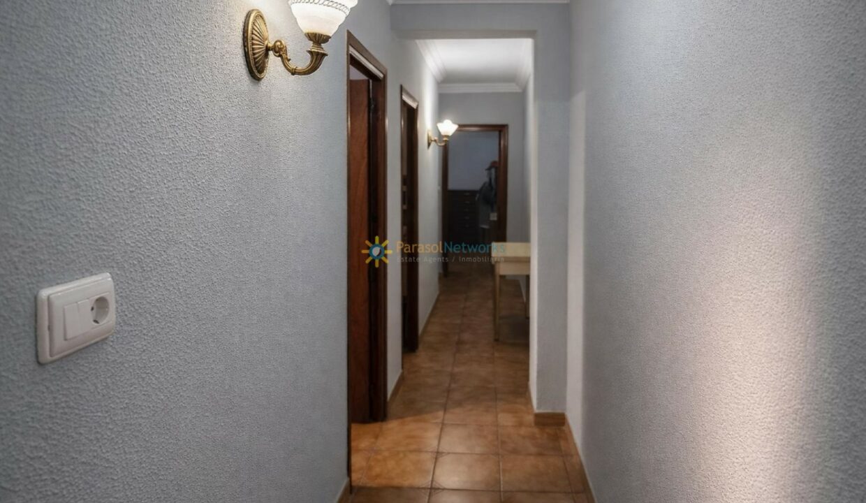 Pasillo luminoso con detalles en bronce