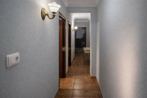 Pasillo luminoso con detalles en bronce