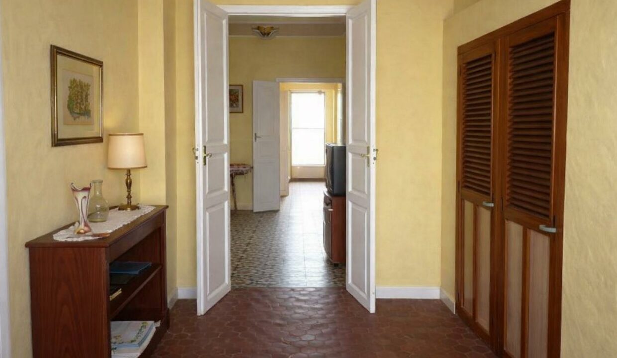 Pasillo luminoso con puertas abiertas