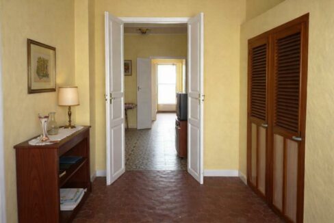 Pasillo luminoso con puertas abiertas