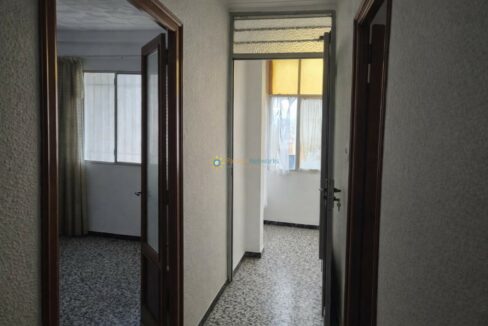 Pasillo luminoso con puertas abiertas