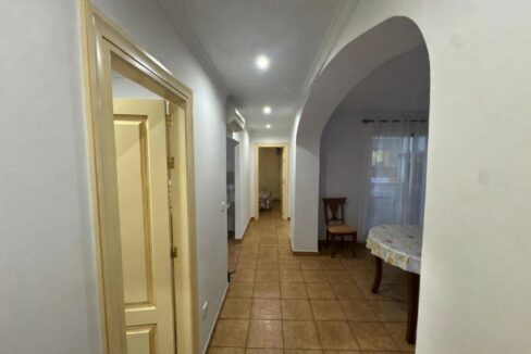 Pasillo luminoso hacia el comedor(1)