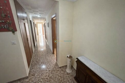 Pasillo luminoso y acogedor