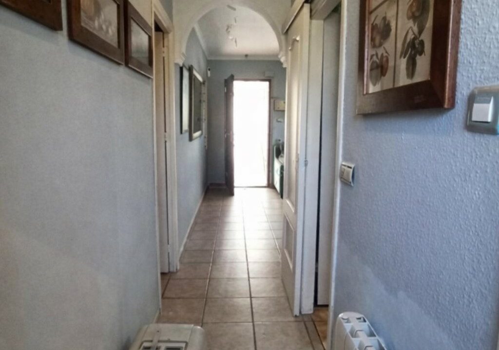 Pasillo luminoso y acogedor en casa