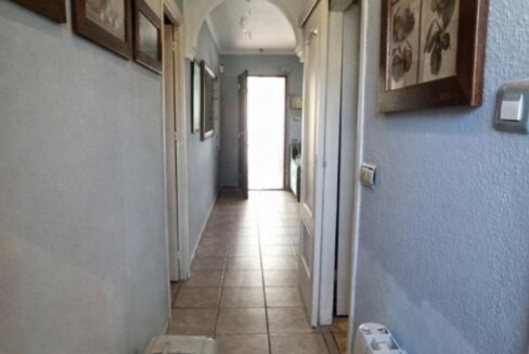 Pasillo luminoso y acogedor en casa